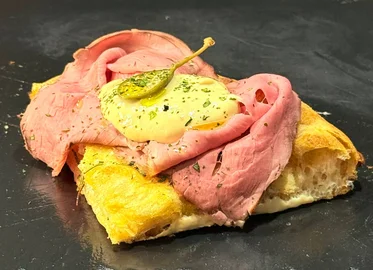 Focaccia con vitello tonnato
